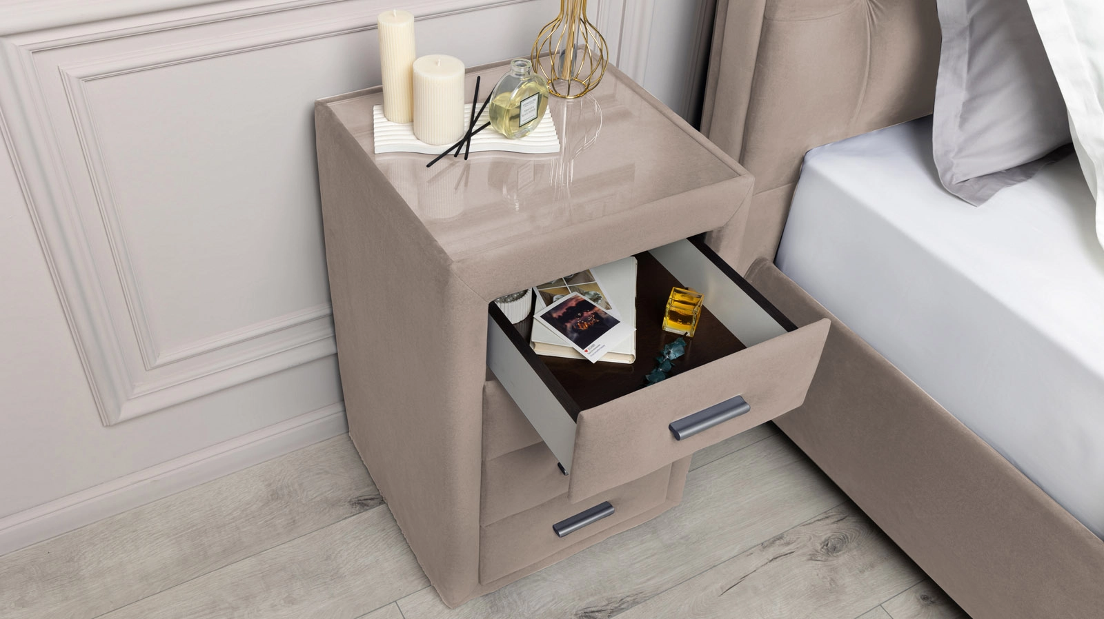 Bedside table Richmond with glass and chrome handles - 5 - большое изображение